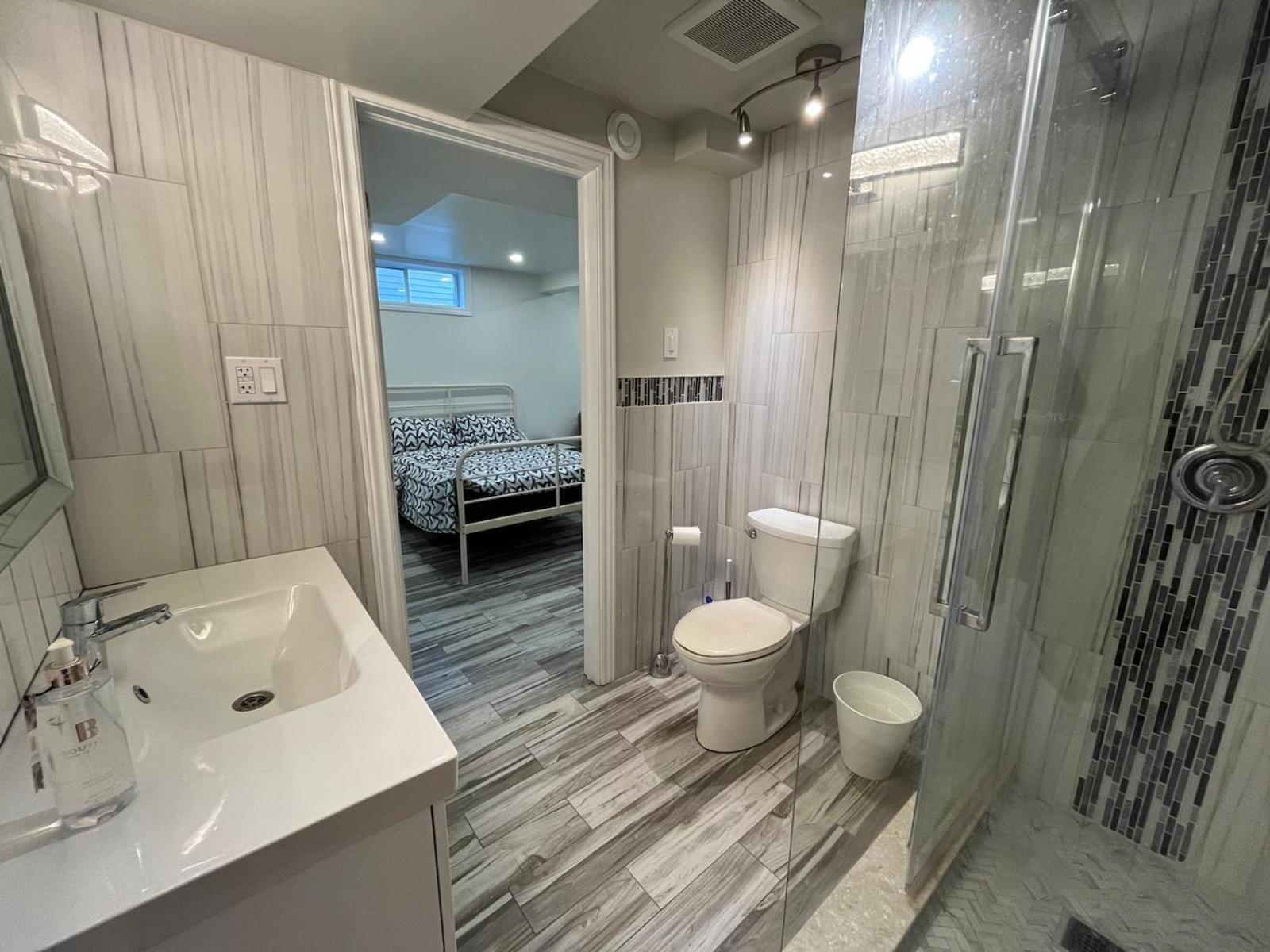 Modern Studio With Kitchenette And Bath Гуэлф Экстерьер фото
