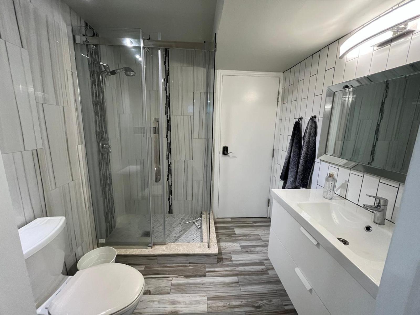 Modern Studio With Kitchenette And Bath Гуэлф Экстерьер фото