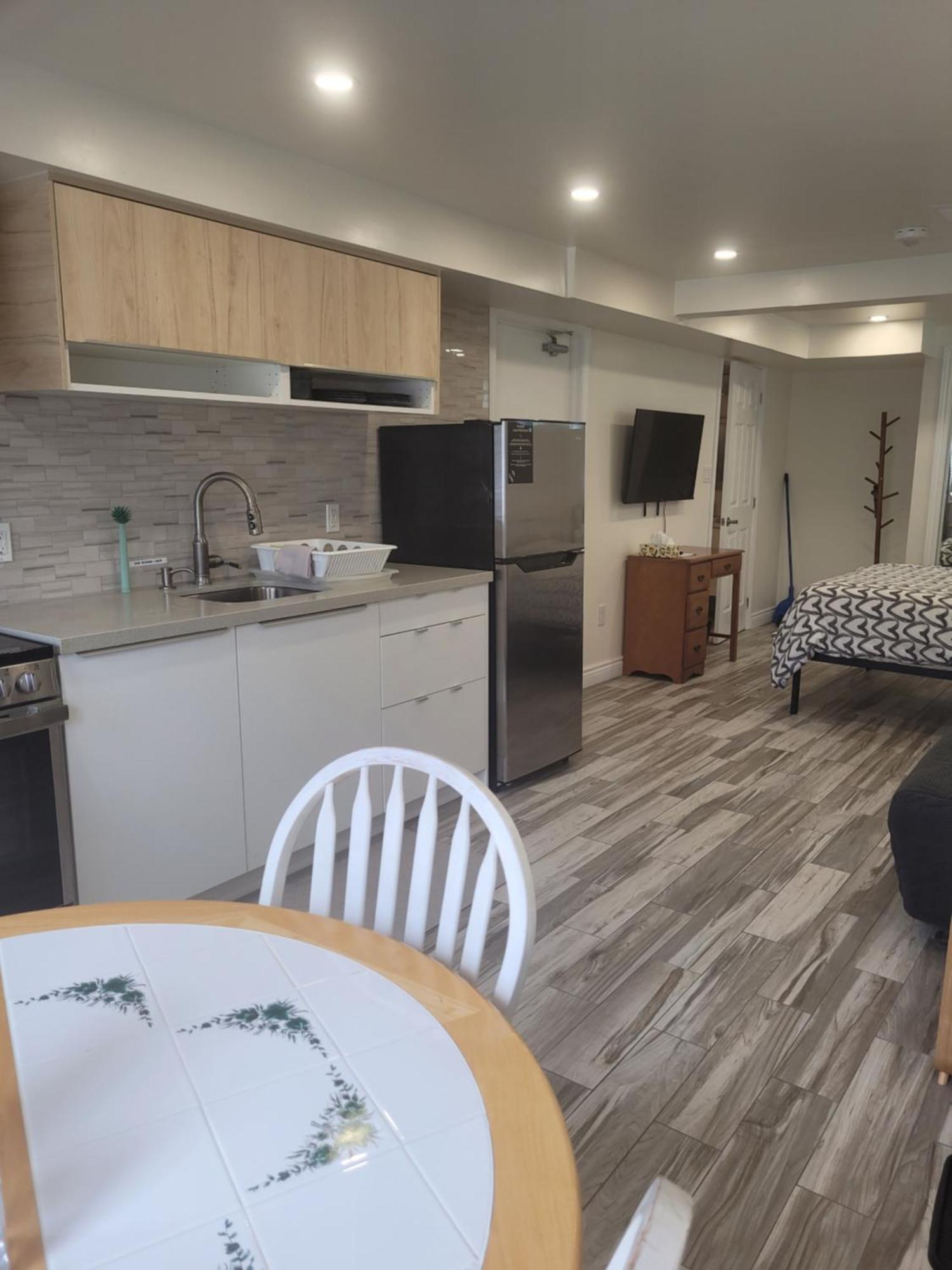 Modern Studio With Kitchenette And Bath Гуэлф Экстерьер фото