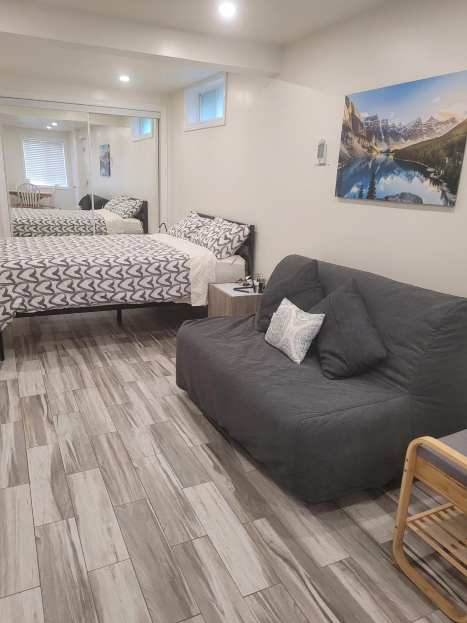 Modern Studio With Kitchenette And Bath Гуэлф Экстерьер фото