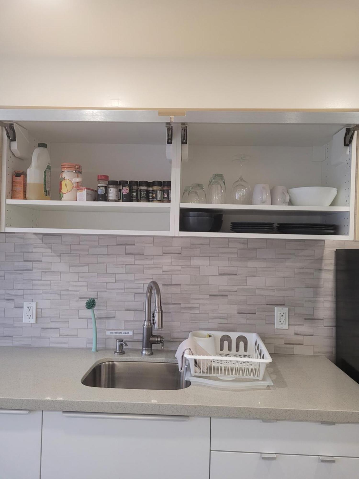 Modern Studio With Kitchenette And Bath Гуэлф Экстерьер фото